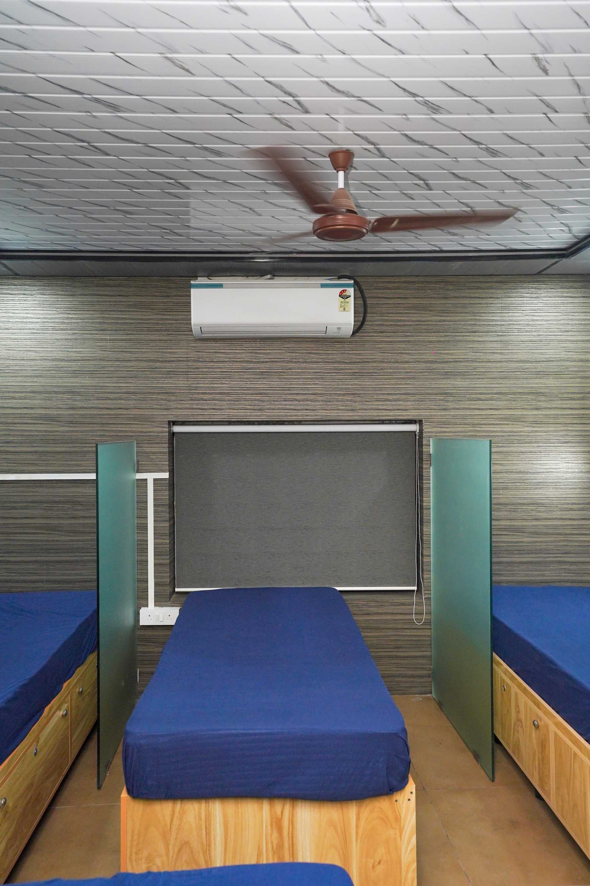 Furnished AC bedroom at paying guest Adarsh Nagar