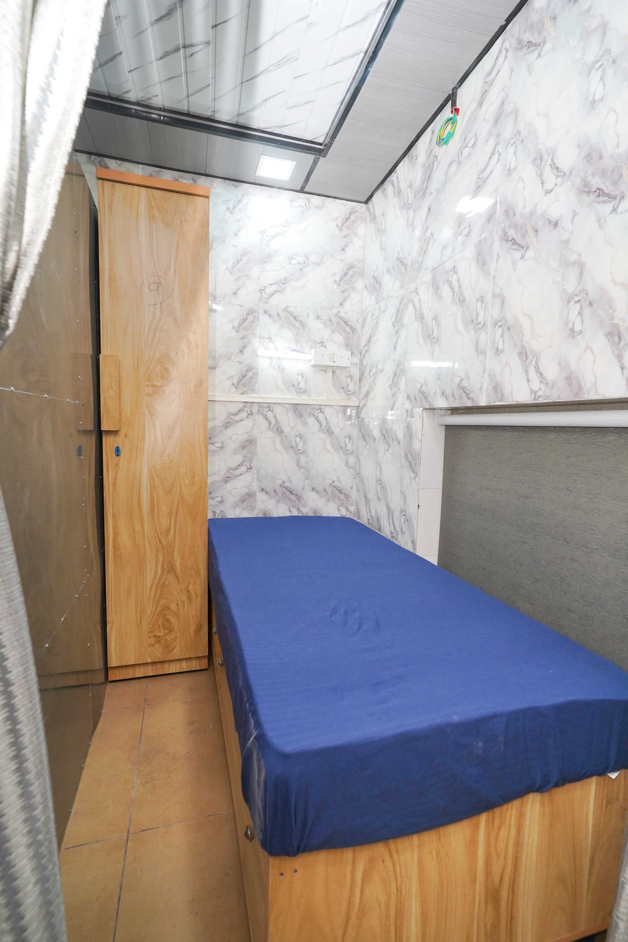 Private single PG room Andheri West with AC and partition